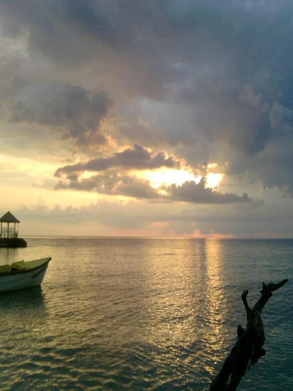 Shades Cottage Guesthouse Blue Hole Екстериор снимка